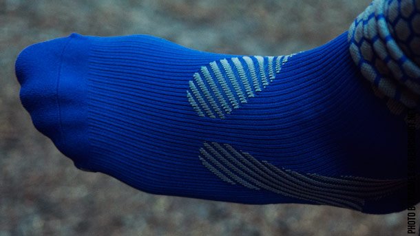 2XU-Elite-Compression-Alpine-Sock-photo-2