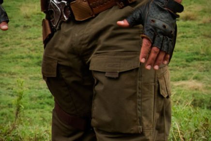 Одежда, обувь и аксессуары Дуэйна Джонсона в фильме Джуманджи: Зов джунглей Dwayne-Johnson-Jumanji-Gear-Review-2017-photo-11-436x291