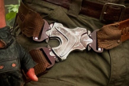 Одежда, обувь и аксессуары Дуэйна Джонсона в фильме Джуманджи: Зов джунглей Dwayne-Johnson-Jumanji-Gear-Review-2017-photo-5-436x291