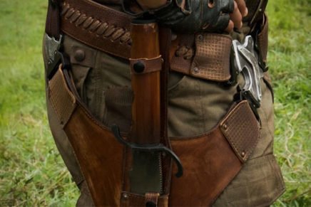 Одежда, обувь и аксессуары Дуэйна Джонсона в фильме Джуманджи: Зов джунглей Dwayne-Johnson-Jumanji-Gear-Review-2017-photo-6-436x291