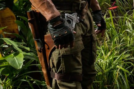 Одежда, обувь и аксессуары Дуэйна Джонсона в фильме Джуманджи: Зов джунглей Dwayne-Johnson-Jumanji-Gear-Review-2017-photo-7-436x291