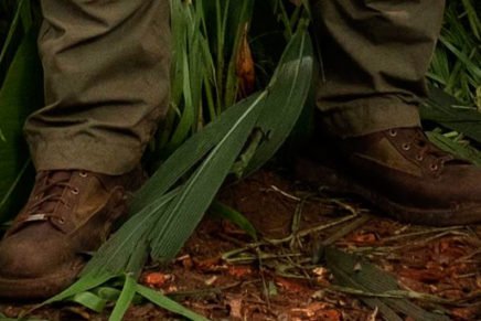 Одежда, обувь и аксессуары Дуэйна Джонсона в фильме Джуманджи: Зов джунглей Dwayne-Johnson-Jumanji-Gear-Review-2017-photo-8-436x291