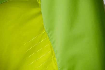 Salomon выпустила новую защитную мультиспортивную куртку Outspeed Hybrid Jacket Salomon-Outspeed-Hybrid-Jacket-2018-photo-3-436x291