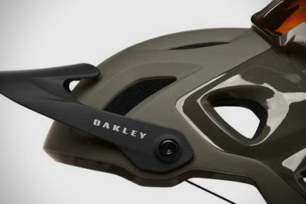 Oakley анонсировала на 2019 год свой новый защитный шлем для горного велоспорта Oakley-DRT5-MTB-Helmet-2019-photo-2-436x291