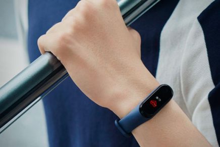 Xiaomi официально представила новое поколение фитнес-трекера - Mi Band 4 Xiaomi-Mi-Band-4-Smart-Braslet-2019-photo-5-436x291