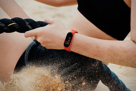 Xiaomi официально представила новое поколение фитнес-трекера - Mi Band 4 Xiaomi-Mi-Band-4-Smart-Braslet-2019-photo-6-436x291