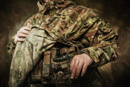 Platatac представила новую универсальную военную куртку-анорак Helsby Smock