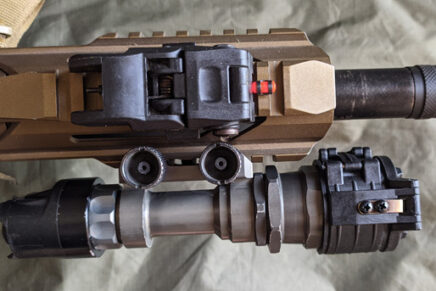 Ознакомительный обзор контрактного оружейного фонаря серии Surefire M951 SureFire-M951-Tactical-Flashlight-Review-2021-photo-3-436x291