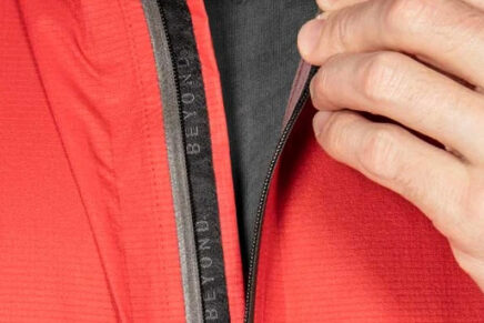 Beyond Clothing выпустила легкую и компактную хардшелл куртку Yuba Ultralight K6 Rain Anorak Beyond-Clothing-Yuba-Ultralight-K6-Rain-Anorak-2021-photo-4-436x291