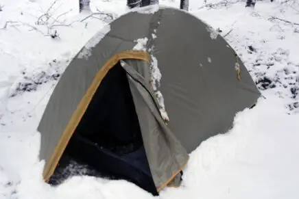 Можно ли использовать трехсезонную походную палатку в зимних погодных условиях?