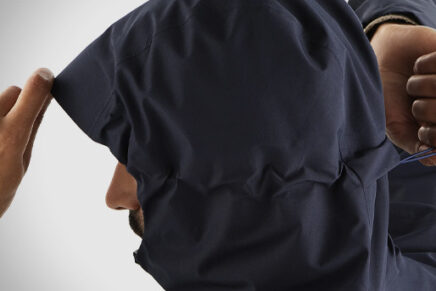 Небольшая презентация легкой и компактной мембранной куртки Salomon OUTline GTX 2.5L Jacket Salomon-OUTline-GTX-2-5L-Jacket-Video-2022-photo-3-436x291