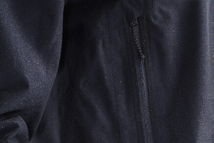 Небольшая презентация легкой и компактной мембранной куртки Salomon OUTline GTX 2.5L Jacket Salomon-OUTline-GTX-2-5L-Jacket-Video-2022-photo-5-436x291